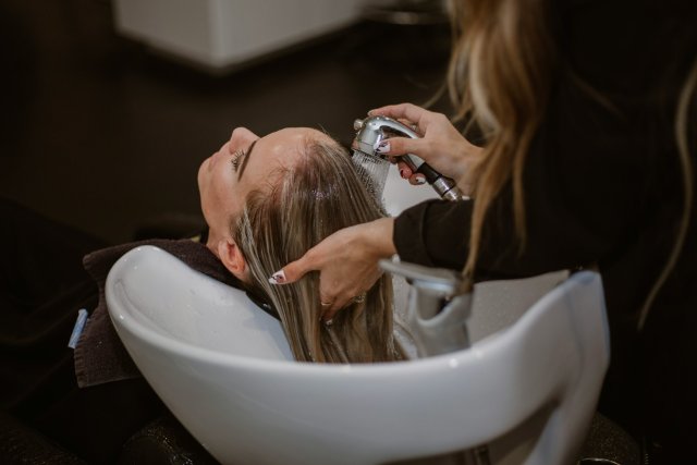 What Shampoo Do Hairdressers Use for Blonde Hair?