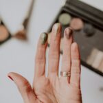 Is It Better to Apply Eyeshadow with a Brush or Finger?
