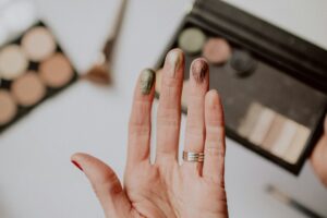 Is It Better to Apply Eyeshadow with a Brush or Finger?