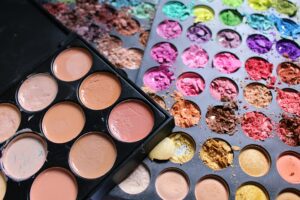 What Colour Eyeshadow Hides Dark Circles?
