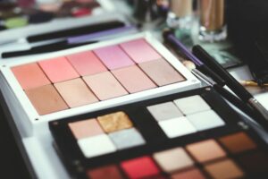 What is the Easiest Type of Eyeshadow to Apply?