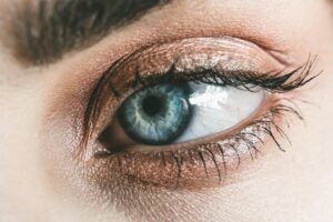 What is the Rule of Thumb for Eyeshadow?