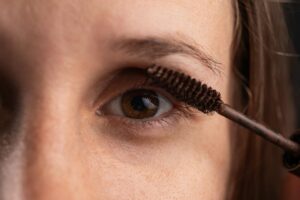How Do You Apply Mascara Properly?
