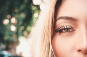 How Do You Make Your Bottom Lashes Look Good with Mascara?