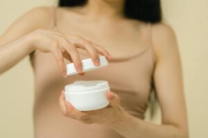 How Long Should You Let Moisturizer Sink in Before Foundation?