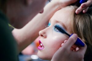 Can older women wear blue mascara?