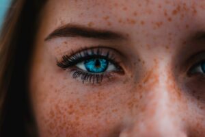 Do Long Eyelashes Make You Prettier?