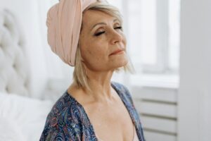 Should an older woman wear mascara on bottom lashes?