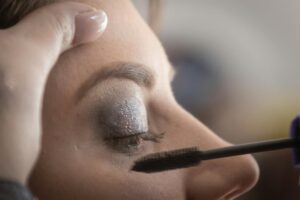 What mascara doesn't flake for older women?