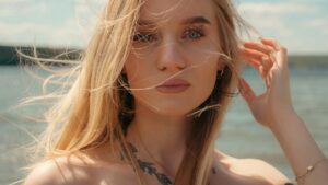 Is it Better to Use Dry Shampoo in the Morning or at Night?