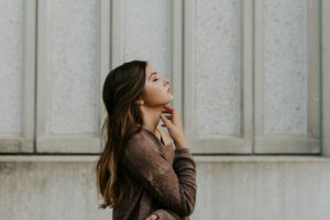 How to Control Oily Hair Naturally?
