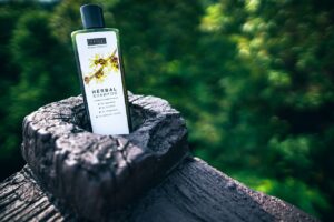 Is It Healthier To Not Use Shampoo or Conditioner?