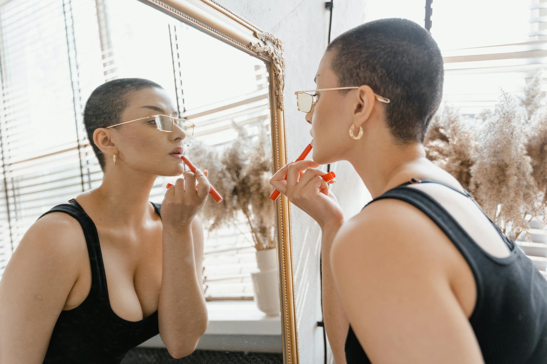 How to Properly Apply Lipstick to Make Lips Look Plump?