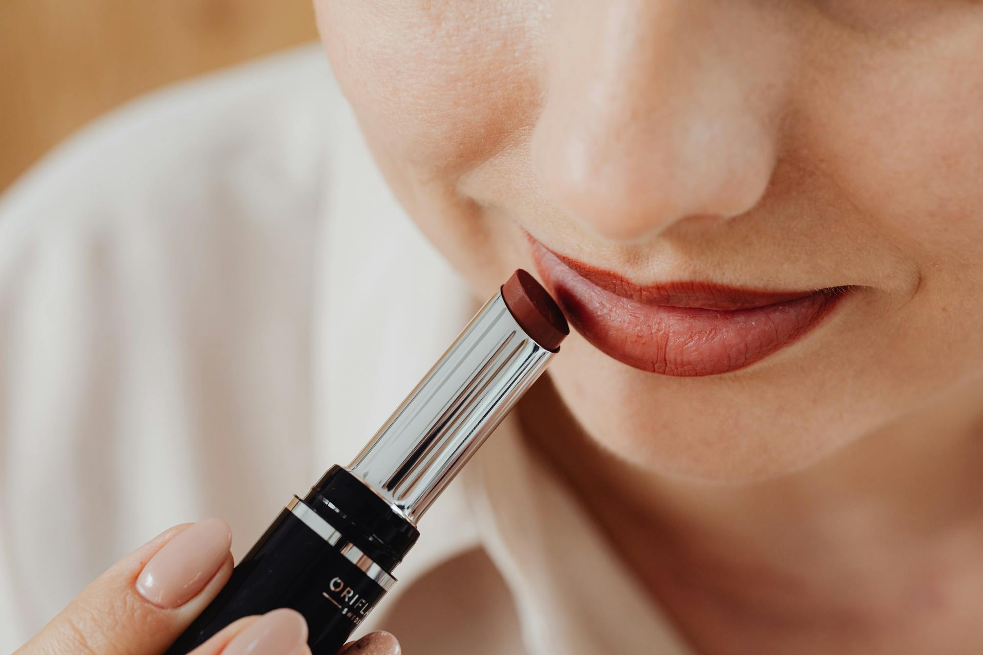 How to Set Lipstick So It Does Not Transfer?